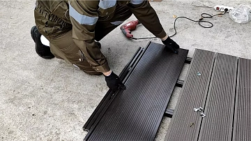 Можете посмотреть как правильно произвести монтаж ступеней ДПК, какие комплектующие понадобятся, а также продемонстрируем процесс поэтапно.